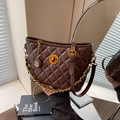 Borsa a tracolla trapuntata color caffè scuro con catena dorata e chiusura a girello - Marrone