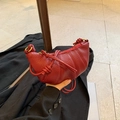 Mini sac bandoulière rouge en cuir grainé avec détail de nœud sur la bandoulière - Rouge
