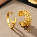Detail van goudkleurige ringenset met sleutelvorm en geweven textuur, verstelbare maat - Moersleutel & Geweven 2-delige Set / Goud (C7225)