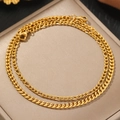 Détail d'une chaîne Figaro dorée avec fermoirs mousqueton sur un écrin à bijoux de luxe - Style Chaîne Figaro / Or (C9523)