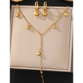 Vista dettagliata del set di collana con nappe dorate e orecchini a cerchio coordinati - Set Collana e Orecchini con Perline Rotonde Dorate (F225) / Oro