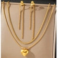 Dettaglio della collana con ciondolo a cuore dorato e orecchini con nappe sul display - Set Cuore Frangia Oro (F303)