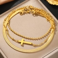 Makro-Detail der dreilagigen Gold-Fußkette mit Schlangenkette und Kreuzanhänger - Dreilagiges Kreuz Set (F297) / Gold (F297)
