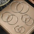 Dettaglio di un set di 4 paia di orecchini a cerchio argento in varie dimensioni - 4 Paia Cerchi Argentati Diverse Dimensioni (C6262) / Argento (C6262)