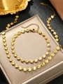 Vue détaillée de l'ensemble collier et bracelet en or 18 carats avec disques gaufrés - Style de Disque Solaire Doré (F215)