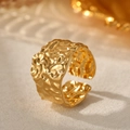 Makro-Detail des breiten goldenen Rings mit Hammerschlag-Textur und Lavastruktur-Oberfläche - Gold Breit Lava Textur Offener Ring (C1453)