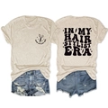 Détail de l'imprimé graphique Hair Stylist Era sur un t-shirt vintage beige en coton - S / Sable (Police Noire)