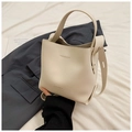 Minimalistische beige bucket bag met litchi patroon en brede schouderband op linnen - Broken Wit
