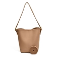 Bolso cubo de cuero marrón con asa superior y correa de hombro ajustable sobre blanco - Caqui