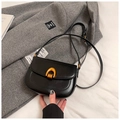 Detalle de bolso bandolera de cuero negro con hebilla de herradura dorada sobre abrigo - Negro (Sin Colgante)