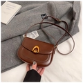 Bolso de hombro retro de cuero marrón oscuro con hebilla dorada en U y correa ajustable - Marrón (Sin Colgante)