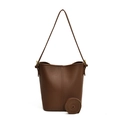 Bolso cubo marrón oscuro en cuero de grano lichi con correa ajustable adicional - Marrón