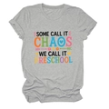 Détail du t-shirt gris à col rond avec motif imprimé 'Preschool Chaos' amusant - S / Gris clair