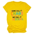 Détail du slogan 'Some Call It Chaos' et motifs floraux sur un t-shirt en coton jaune vif - S / Jaune
