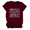 Détail du t-shirt bordeaux pour enseignant avec impression Some Call It Chaos - S / Bordeaux