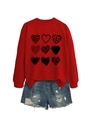 Felpa rossa girocollo con stampa di cuori e pantaloncini di jeans strappati distesi - S / Rosso Vivace (Stampa Nera)
