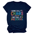 Détail du t-shirt bleu marine avec l'imprimé Some Call It Chaos We Call It Preschool - S / Bleu Marine