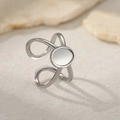 Makroaufnahme des geometrischen offenen Edelstahlrings auf Natursteinhintergrund - Silber Dreidraht Geflochten Rund Spiegel Offener Ring (C1632)