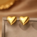 Macro-opname van gepolijste gouden hart-oorstekers op een metalen standaard - Gouden Hartstijl (C5577)