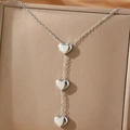 Minimalistische Edelstahlkette mit drei Herzanhängern an einer klassischen Gliederkette - Silber (C1794)
