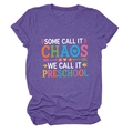 Détail du t-shirt violet avec texture du tissu et lettrage arc-en-ciel pour l'école - S / Violet (Police Blanche)