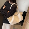 Grand sac cabas beige en daim mat avec boucle métallique et design minimaliste - Blanc