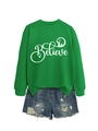 Dettaglio flat lay di una felpa verde a girocollo con scritta Believe bianca e grafiche - S / Verde erba con grafica bianca