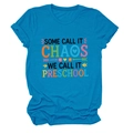 Détail d'un t-shirt bleu roi avec slogan 'Some Call It Chaos' et motifs de dessin animé - S / Bleu lac