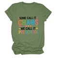 Détail du t-shirt vert armée à col rond avec motif coloré Some Call It Chaos - S / Vert olive