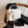 Borsa a mano bianca in pelle con fibbia quadrata e tracolla appoggiata sulla sedia - Senza ciondolo / Bianco Sporco