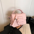 Borsa a tracolla rosa minimalista con grande fibbia quadrata e finiture argento - Senza ciondolo / Rosa