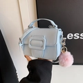 Mini borsa quadrata blu ghiaccio con fibbia larga e ciondolo pompon rosa soffice - Stile Con Pendente Pompon / Blu