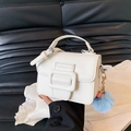 Mini borsa a tracolla bianca con maxi fibbia, ciondolo in peluche e dettagli in argento - Stile Con Pendente Pompon / Bianco Sporco