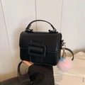 Elegante borsa a tracolla nera con fibbia quadrata e ciondolo a pompon rosa - Stile Con Pendente Pompon / Nero