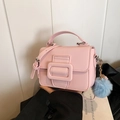 Borsa quadrata rosa a tracolla con fibbia abbinata e ciondolo a pompon blu - Stile Con Pendente Pompon / Rosa
