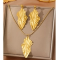 Set di collana e orecchini in acciaio inossidabile dorato con texture a foglia - Stile Dorato (F429)