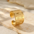 Brede 18K vergulde roestvrijstalen ring met een unieke boomschors textuur voor dames - Gouden Boomstructuur Stijl (C1501)