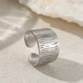 Verstelbare brede roestvrijstalen ring in zilver met een gehamerde schors textuur - Zilveren Boomstructuur Stijl (C1502)
