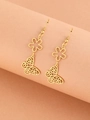 Detailansicht der goldfarbenen hohlen Schmetterlingsohrringe mit floralem Filigrandesign - Gold