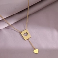Minimalistische goldene Halskette mit Herz-Ausschnitt-Anhänger auf lavendelfarbenem Stoff - Goldener Herz-Ausschnitt-Anhänger (N7809)
