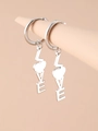 Detalle de pendientes vintage de plata con letras LOVE y eslabones de corazón - Estilo Plateado (N9292)