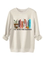 Detail eines cremefarbenen Sweatshirts mit Buchdruckmotiven und Rippbündchen - Sandfarben (Schwarze Grafik)