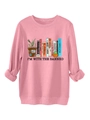 Detailansicht des rosa Sweatshirts mit farbenfrohen Buchmotiven und gedrucktem Slogan - Pfirsich (Schwarzer Druck)