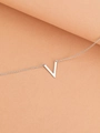 Minimalistische silberne Halskette mit V-Buchstaben-Anhänger und feiner Gliederkette - Silber (N652)