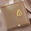 Collar dorado en Y con colgante de mariposa y perla sobre un joyero de seda - Estilo Perla Ala de Mariposa Hueca Dorada (B4195)