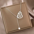 Elegante collar en Y de plata con mariposa y colgante de perla en caja de joyería - Estilo Perla Ala de Mariposa Hueca Plateada (B4196)
