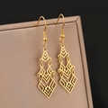 Boho-Ohrringe in Gold mit gestuftem geometrischem Hohlmuster auf einem Verkaufsständer - Gold Hohl Geometrischer Stil (B2287)