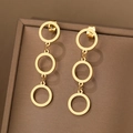 Orecchini geometrici a tre cerchi dorati appesi su espositore per gioielli - Stile Cerchio Dorato (N6935)