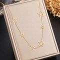 Collar minimalista de acero de titanio con cinco colgantes de estrellas huecas en oro 18K - Estilo de Estrella Hueca Dorada(N9777)