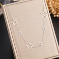 Collar minimalista de acero de titanio plateado con múltiples colgantes de estrellas - Estilo de Estrella Hueca Plateada(N9778)